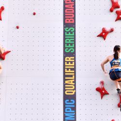 Imagen de Gautron Lison, de Francia y Takeuchi Ai, de Japón, compitiendo durante la clasificatoria de velocidad femenina de escalada deportiva en las Series de Clasificación Olímpica de Budapest, en Budapest, Hungría. | Foto:Xinhua/Lian Yi