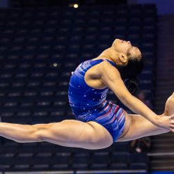 La gimnasta Sunisa Lee entrena en la barra de equilibrio durante una sesión de entrenamiento antes de las pruebas de gimnasia olímpica de EE. UU. de 2024 en el Target Center de Minneapolis, Minnesota. | Foto:Kerem Yucel / AFP