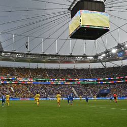 Los jugadores compiten por la pelota durante el partido de fútbol del Grupo E de la UEFA Euro 2024 entre Eslovaquia y Rumanía en el Frankfurt Arena de Frankfurt am Main. | Foto:JAVIER SORIANO / AFP