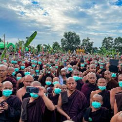 Monjes budistas asisten al funeral del abad Sayadaw Bhaddanta Munindabhivamsa asesinado por las fuerzas de seguridad de Myanmar en Bago. | Foto:AFP