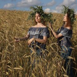 Mujeres con coronas de flores y hierbas participan durante la celebración de la fiesta pagana de Ivan Kupala, una tradición muy antigua que se practica en Ucrania desde la época precristiana, en medio de la invasión rusa. en Ucrania. | Foto:Anatolii Stepanov / AFP
