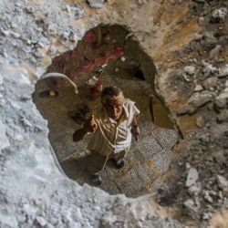 Un hombre palestino inspecciona los daños de una escuela después de los ataques aéreos israelíes en el campamento de refugiados de Al-Shati, en el oeste de la Ciudad de Gaza. | Foto:Xinhua/Mahmoud Zaki