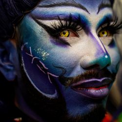 Una Drag Queen espera el inicio del desfile “Carnival reloaded” en la Ciudad de Panamá. La pasarela Drag, que presenta a más de 50 artistas de la comunidad LGBTQI, es parte de la plataforma Drag Pop Art y muestra el entretenimiento de los artistas. talento que servirá como preludio del próximo Desfile Gay de 2024. | Foto:MARTIN BERNETTI / AFP