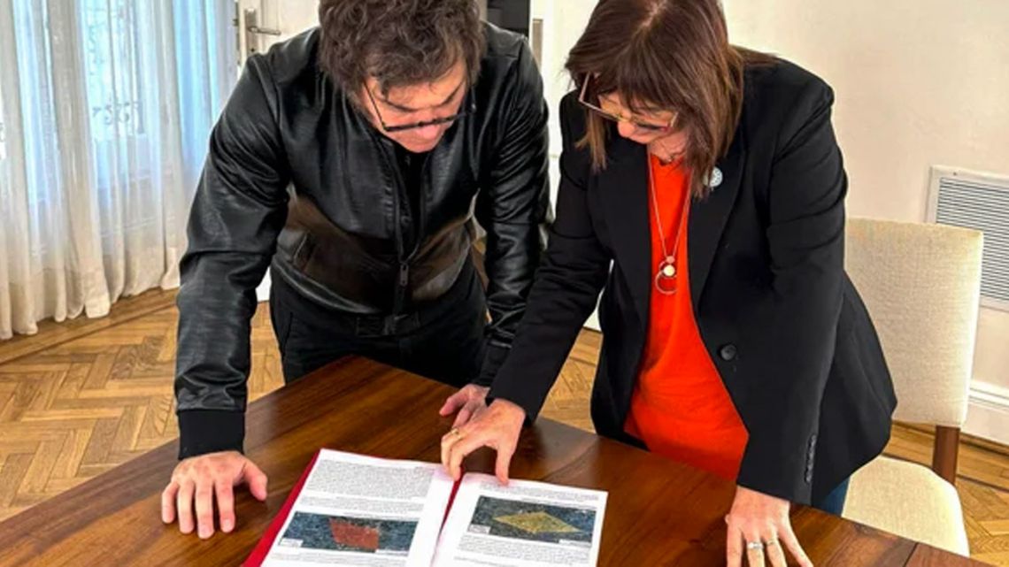 President Javier Milei and Security Minister Patricia Bullrich meet to discuss the search for missing five-year-old Loan Danilo Peña and the progress of the investigation.