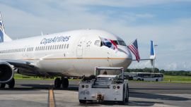 Escándalo en el avión: detienen en Rosario a una pareja que intentó tener sexo en pleno vuelo