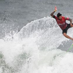 El brasileño Gabriel Medina monta una ola durante los octavos de final de la Rio Pro Surf Series de la World Surf League (WSL) en la playa de Itauna, ciudad de Saquarema, estado de Río de Janeiro, Brasil. | Foto:MAURO PIMENTEL / AFP