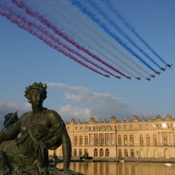 El equipo de vuelo acrobático de élite de la Fuerza Aérea y Espacial Francesa 'Patrouille de France' libera estelas de humo azul, blanco y rojo, que representan los colores de la bandera nacional francesa sobre el Palacio de Versalles, durante un ensayo de la ceremonia que marca el 90º aniversario de la Fuerza Aérea y Espacial Francesa. Formada en 1909 como Service Aeronautique, un brazo de servicio del ejército francés, se convirtió en una rama militar independiente en 1934 como Fuerza Aérea Francesa. | Foto:DIMITAR DILKOFF / AFP