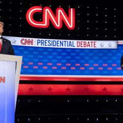 El expresidente estadounidense y candidato presidencial republicano Donald Trump durante una pausa comercial mientras participa en el primer debate presidencial de las elecciones de 2024 con el presidente estadounidense Joe Biden en los estudios de CNN en Atlanta, Georgia. | Foto:CHRISTIAN MONTERROSA / AFP