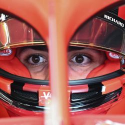 El piloto español de Ferrari, Carlos Sainz, en su coche en boxes antes de la primera sesión de práctica en el circuito Red Bull Ring en Spielberg, Austria. | Foto:Joe Klamar / AFP