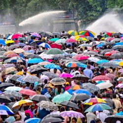 La policía utiliza cañones de agua y gases lacrimógenos para dispersar a profesores y directores que protestaban contra las anomalías salariales durante una manifestación antigubernamental en Colombo, Sri Lanka. | Foto:ISHARA S. KODIKARA / AFP