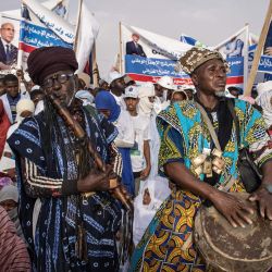 Los partidarios del presidente de Mauritania y líder de la Unión por la República, Mohamed Ould Ghazouani, tocan música durante el último mitin de campaña en Nouakchott. | Foto:JOHN WESSELS / AFP
