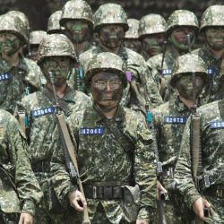 Reclutas taiwaneses observan durante una visita del presidente de Taiwán, Lai Ching-te, a una base militar en Taichung. | Foto:Sam Yeh / AFP