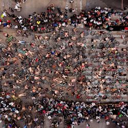 Vista aérea de ciclistas que participan en el Paseo Mundial en Bicicleta Desnudo en Guadalajara, estado de Jalisco, México. El movimiento busca hacer visible la fragilidad de los ciclistas, crear conciencia sobre el uso indiscriminado de los automóviles, la dependencia de petróleo y fomentar el uso de medios de transporte alternativos. | Foto:ULISES RUIZ / AFP