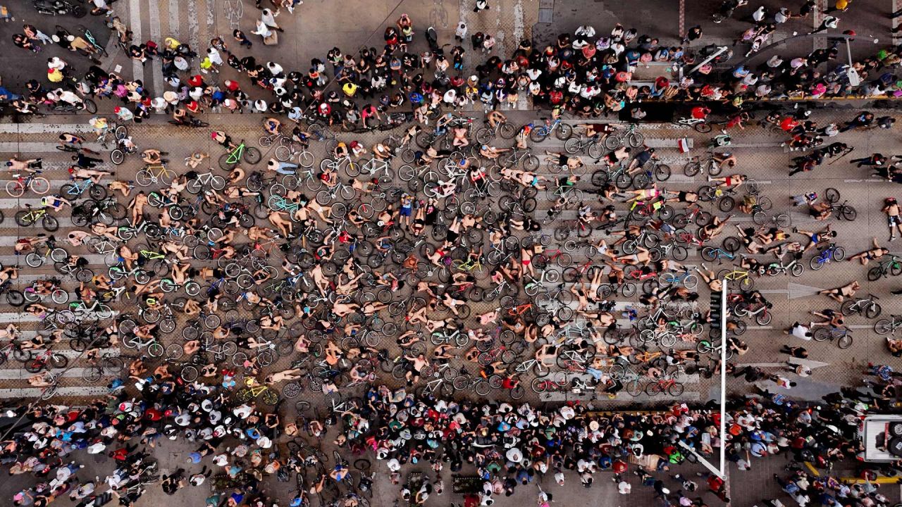 Vista aérea de ciclistas que participan en el Paseo Mundial en Bicicleta Desnudo en Guadalajara, estado de Jalisco, México. El movimiento busca hacer visible la fragilidad de los ciclistas, crear conciencia sobre el uso indiscriminado de los automóviles, la dependencia de petróleo y fomentar el uso de medios de transporte alternativos. | Foto:ULISES RUIZ / AFP