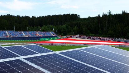 Para el GP de Austria que se correrá este domingo, vuelve a utilizarse un sistema de generación de energía baja en carbono capaz de reducir las emisiones en un 90 por ciento y abastecer todo el paddock con apenas 10 generadores. (Por Silvia Renée Arias, especial desde Spielberg.)
