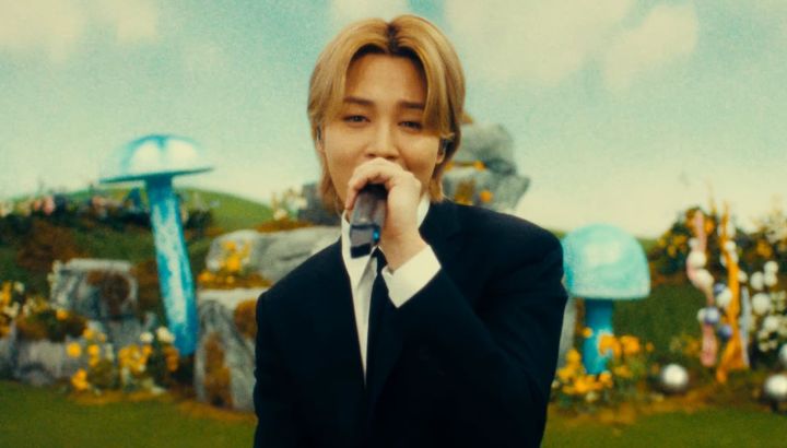 Jimin de BTS estrenó su single "Smeraldo Garden Marching Band" junto a LOCO, y su video