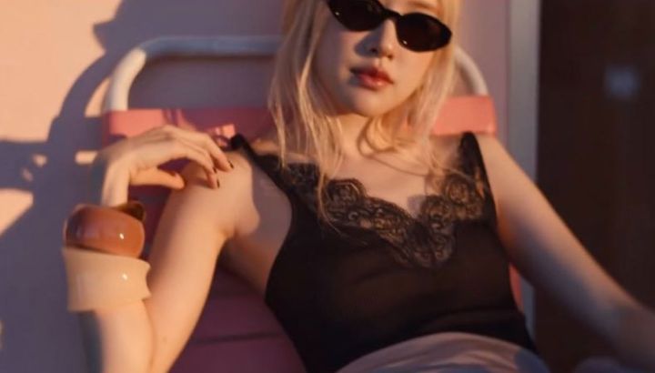 Rosé muestra su sensualidad en el video de la nueva campaña de Saint Laurent