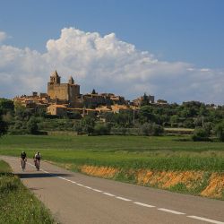 El Grand Tour de Cataluña es un recorrido en auto que visita Sitges, Tarragona y Lérida, entre otros atractivos.