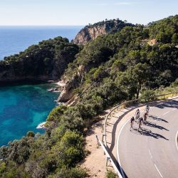 El Grand Tour de Cataluña es un recorrido en auto que visita Sitges, Tarragona y Lérida, entre otros atractivos.