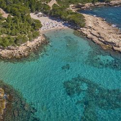 El Grand Tour de Cataluña es un recorrido en auto que visita Sitges, Tarragona y Lérida, entre otros atractivos.