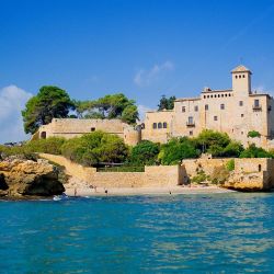 El Grand Tour de Cataluña es un recorrido en auto que visita Sitges, Tarragona y Lérida, entre otros atractivos.