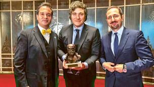 Milei recibiendo el premio Juan de Mariana en Madrid