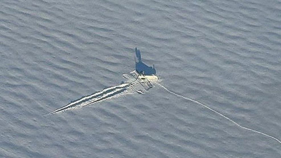 Enrique Queque Parodi, conocido piloto de Trevelin, aterrizó de emergencia en una laguna congelada de Chubut.