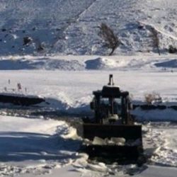 Las máquinas están trabajando para tratar de romper el hielo.