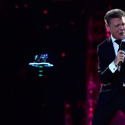 El cantante mexicano Luis Miguel es grabado por un dron mientras actúa en el escenario del Estadio Olímpico de Sevilla durante su gira por España. | Foto:CRISTINA QUICLER / AFP