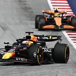 El piloto holandés de Red Bull Racing, Max Verstappen, conduce por delante del piloto británico de McLaren, Lando Norris, durante el Gran Premio de Austria de Fórmula Uno en el circuito Red Bull Ring en Spielberg, Austria. | Foto:Joe Klamar / AFP