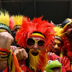 Los seguidores de Bélgica posan antes del partido de octavos de final de la Eurocopa 2024 entre Francia y Bélgica en el Duesseldorf Arena de Düsseldorf. | Foto:INA FASSBENDER / AFP