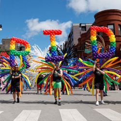 Participantes portando globos que deletrean "Orgullo" durante el 53º Desfile anual del Orgullo de Chicago, en Chicago, Illinois. | Foto:KAMIL KRZACZYNSKI / AFP