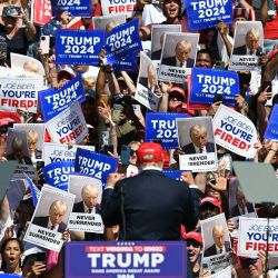 Sus partidarios aplauden cuando el ex presidente de Estados Unidos y candidato presidencial republicano Donald Trump llega para hablar durante un mitin de campaña en las históricas granjas Greenbrier en Chesapeake, Virginia. | Foto:JIM WATSON / AFP