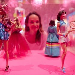 Un asistente de galería observa las muñecas Barbie de la colección "Inspiring Women", incluida una de la modelo británica Adwoa Aboah y la leyenda del tenis estadounidense Billie Jean King, durante la sesión fotográfica de "Barbie: The Exhibition" en el Museo del Diseño de Londres. | Foto:BENJAMIN CREMEL / AFP