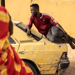 Un hombre sentado en un automóvil frente a una mesa de votación en Nouakchott. Los mauritanos acuden a las urnas para decidir si reeligen al presidente Mohamed Ould Cheikh El Ghazouani como jefe del vasto estado desértico. | Foto:JOHN WESSELS / AFP