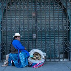 Una mujer vende humitas (un alimento tradicional de los Andes) en el mercado de El Alto, Bolivia. | Foto:ERNESTO BENAVIDES / AFP