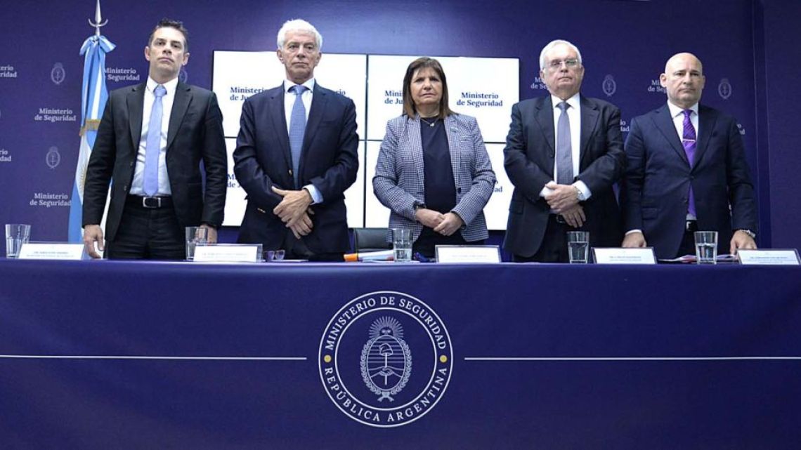 Security Minister Patricia Bullrich and Justice Minister Cúneo Libarona announce Javier Milei’s government will submit a bill to Congress that would lower the age of criminal responsibility to 13.