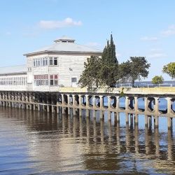 Construido sobre pilotes de acero, el Pejerrey Club cuenta, desde 1989, con un muelle de 376 m, uno de los espigones más largos de Sudamérica con aguas pasantes.