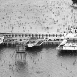 Construido sobre pilotes de acero, el Pejerrey Club cuenta, desde 1989, con un muelle de 376 m, uno de los espigones más largos de Sudamérica con aguas pasantes.