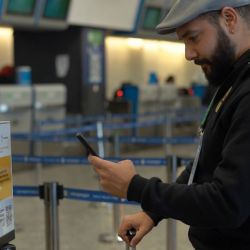 Flybondi desarrolló en lenguaje de señas la información de seguridad de los vuelos.