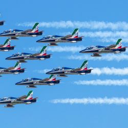 Imagen del equipo de Demostración de la Fuerza Aérea Italiana "Frecce Tricolori" realizando una presentación durante el Espectáculo Aéreo Internacional Quinte 2024, en Quinte West, Ontario, Canadá. | Foto:Xinhua/Zou Zheng