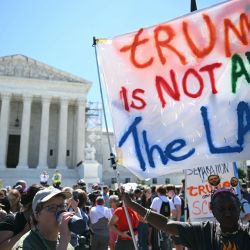 La gente sostiene carteles contra Trump frente a la Corte Suprema de Estados Unidos, en Washington, DC. Donald Trump elogió una "gran victoria" para la democracia después de que la Corte Suprema de Estados Unidos dictaminara que los presidentes tienen presunta inmunidad para actos oficiales, una decisión que retrasará su juicio por conspirar para revertir su derrota electoral de 2020. | Foto:DREW ANGERER / AFP