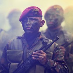 Personal de la unidad de élite Kaibil del ejército de Guatemala participa en un desfile durante la celebración del Día del Ejército, en la Ciudad de Guatemala. | Foto:JOHAN ORDONEZ / AFP