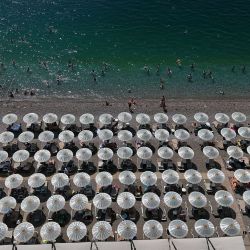 Vista aérea tomada con un dron de turistas disfrutando del tiempo libre en una playa, en Antalya, Turquía. | Foto:Xinhua/Mustafa Kaya