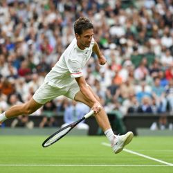 Vit Kopriva, de la República Checa, devuelve la pelota al serbio Novak Djokovic durante su partido de tenis individual masculino en el segundo día del Campeonato de Wimbledon 2024 en el All England Lawn Tennis and Croquet Club en Wimbledon, al suroeste de Londres. | Foto:ANDREJ ISAKOVIC / AFP