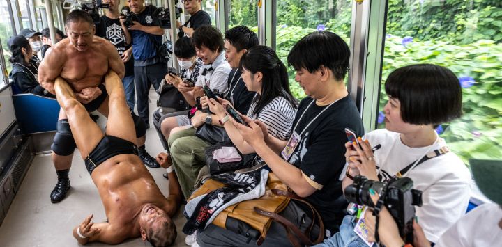 El japonés Minoru Suzuki es arrastrado por el japonés Sanshiro Takagi durante "Toden Pro Wrestling", el primer evento de lucha libre profesional dentro de un tranvía de la línea Toden Arakawa, conocida popularmente como Tokyo Sakura Tram, en Tokio.