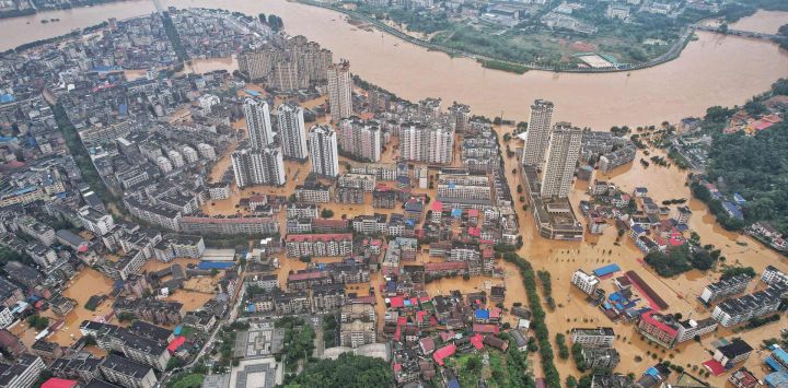 Esta fotografía muestra una vista aérea de edificios y calles inundados después de fuertes lluvias en Yueyang, en la provincia de Hunan, en el centro de China.