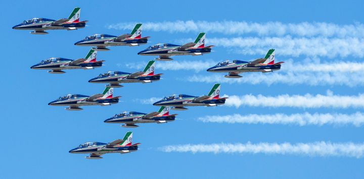 Imagen del equipo de Demostración de la Fuerza Aérea Italiana "Frecce Tricolori" realizando una presentación durante el Espectáculo Aéreo Internacional Quinte 2024, en Quinte West, Ontario, Canadá.