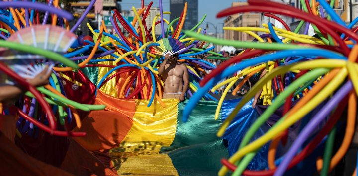 Miembros de la comunidad LGBTQ participan en el Desfile del Orgullo Gay en Tijuana, estado de Baja California, México.