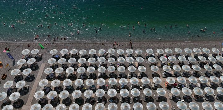 Vista aérea tomada con un dron de turistas disfrutando del tiempo libre en una playa, en Antalya, Turquía.